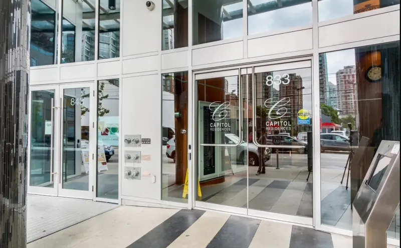 1802 833 SEYMOUR STREET - photo 3 of 4