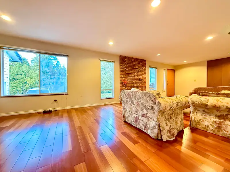 18572 76 AVENUE - photo 4 of 20