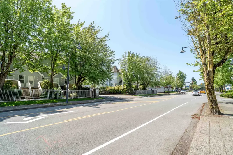 102 13727 74 AVENUE - photo 2 of 25