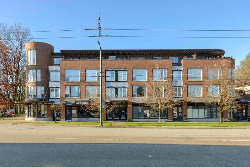 206 3089 OAK STREET - photo 3 of 23