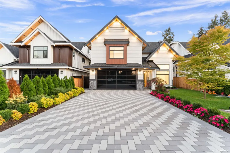 5754 16A AVENUE - photo 2 of 25