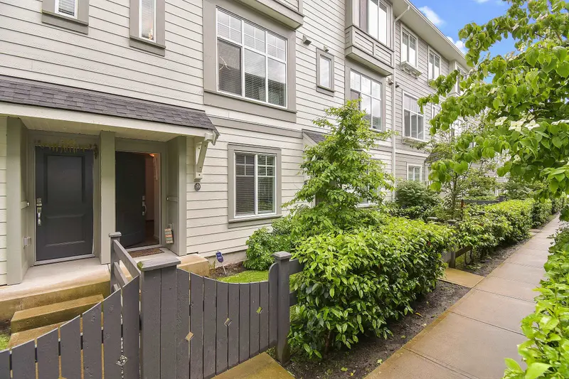 39 15850 85 AVENUE - photo 1 of 20