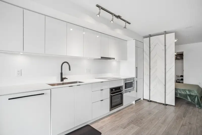 319 630 E BROADWAY - photo 2 of 20