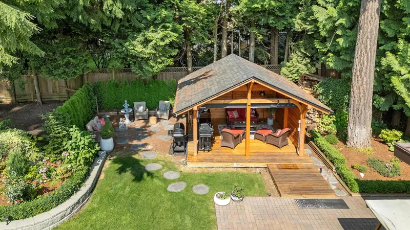 2540 BOSWELL AVENUE - photo 1 of 25