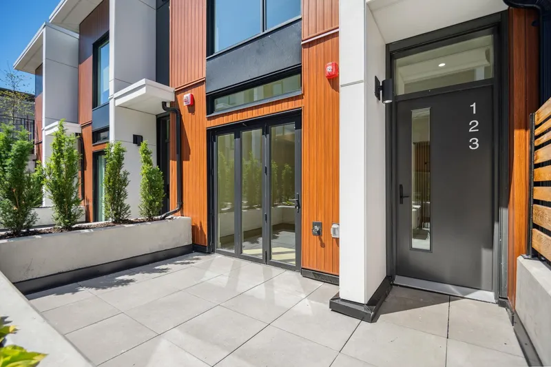 123 725 W 49 AVENUE - photo 1 of 25