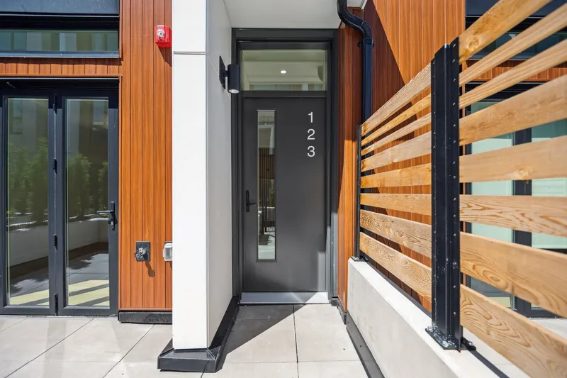 123 725 W 49 AVENUE - photo 2 of 25