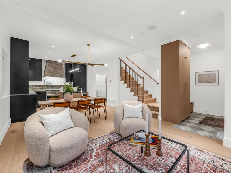 1 4088 MAPLE CRESCENT - photo 4 of 25