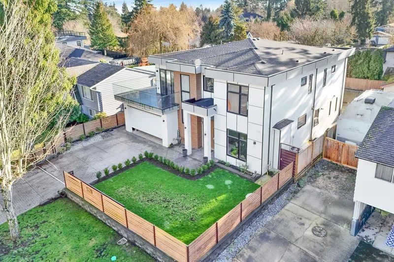 15496 22 AVENUE - photo 3 of 25