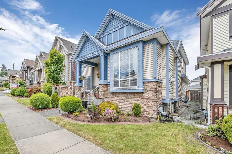 14833 71A AVENUE - photo 3 of 25