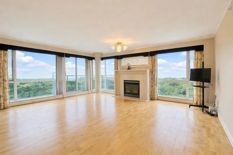 412 618 W 45TH AVENUE - photo 1 of 25