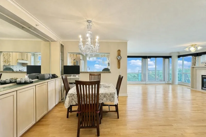 412 618 W 45TH AVENUE - photo 2 of 25