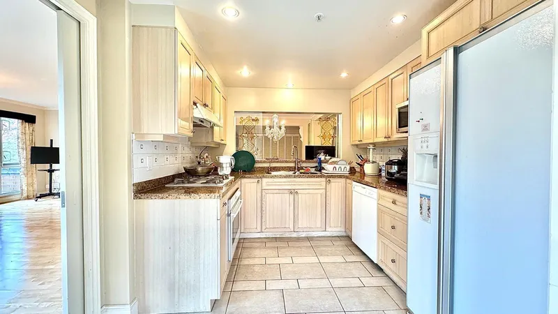 412 618 W 45TH AVENUE - photo 3 of 25