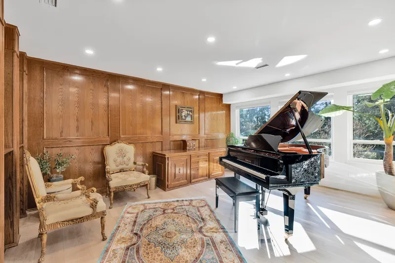 284 MONTROYAL BOULEVARD - photo 3 of 25