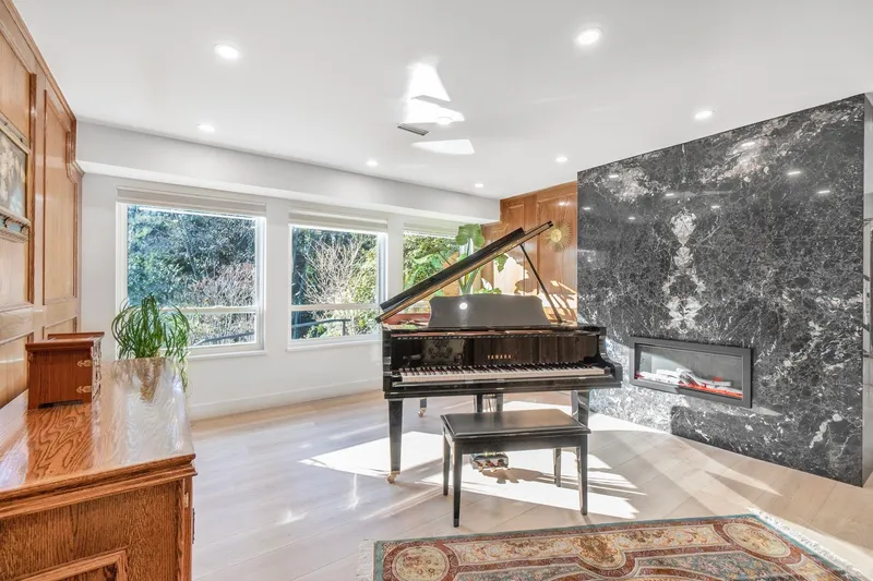 284 MONTROYAL BOULEVARD - photo 4 of 25