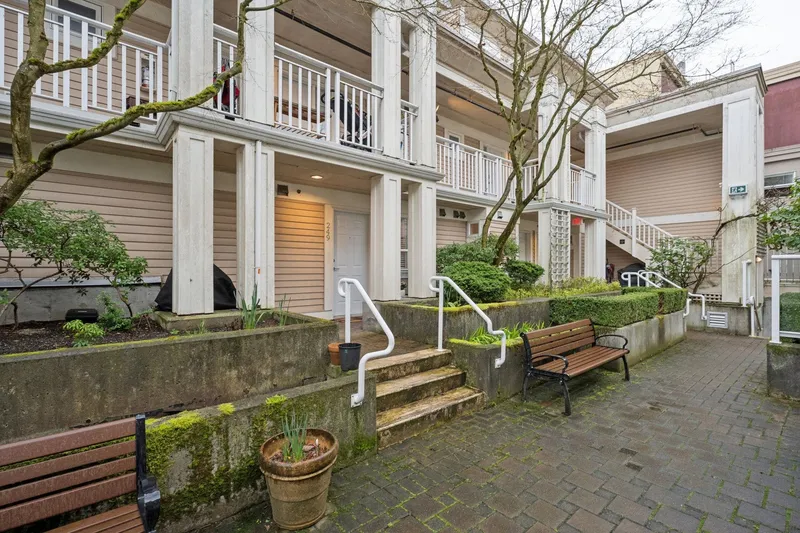 249 2565 W BROADWAY - photo 3 of 15