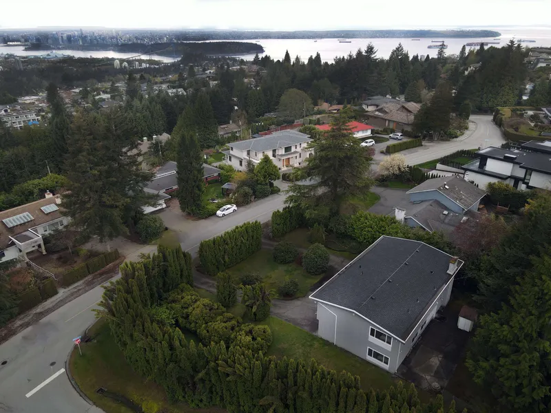 905 GREENWOOD ROAD - photo 2 of 25