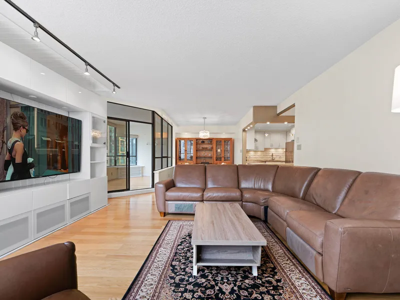 601 738 BROUGHTON STREET - photo 4 of 25