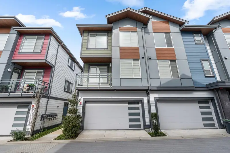 41 20763 76 AVENUE - photo 2 of 25