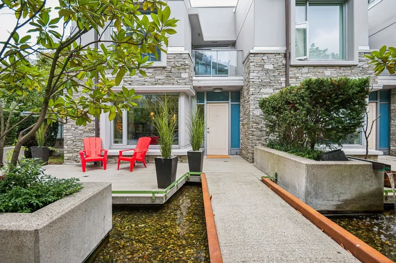 239 188 KEEFER PLACE - photo 2 of 25