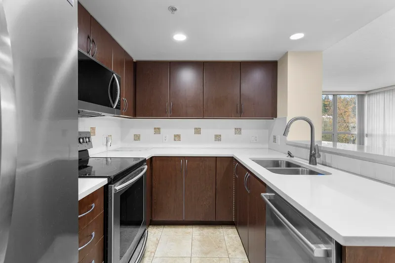 602 290 NEWPORT DRIVE - photo 1 of 25