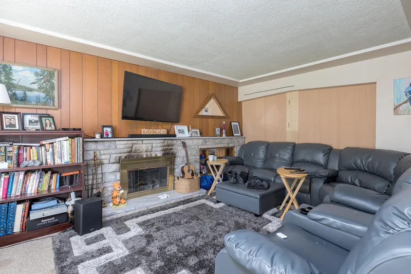 13759 111 AVENUE - photo 3 of 25