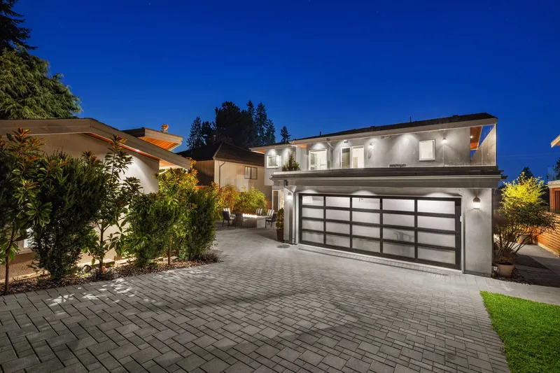 2449 KINGS AVENUE - photo 2 of 25