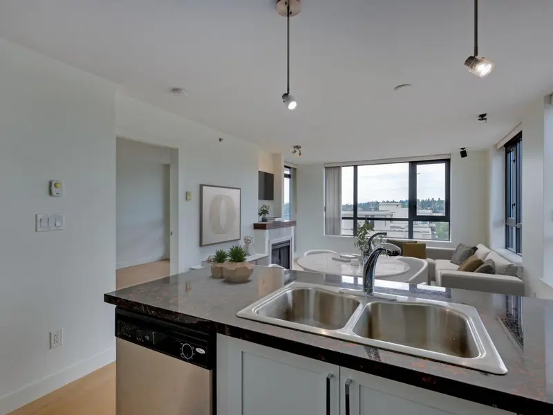 1607 1 RENAISSANCE SQUARE - photo 4 of 25