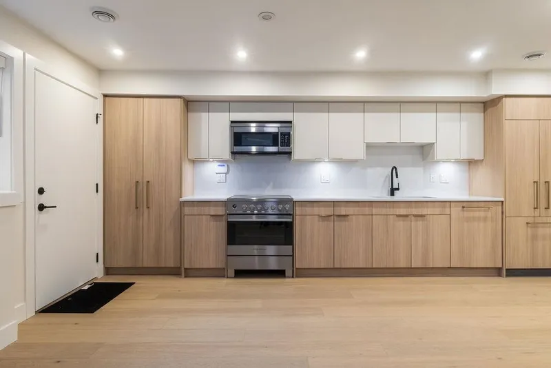 1 1933 TEMPLETON DRIVE - photo 2 of 24