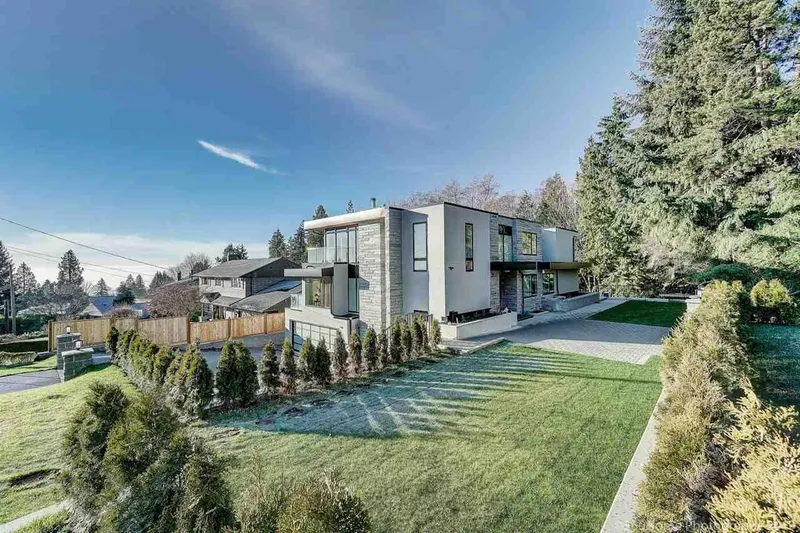 2010 QUEENS AVENUE - photo 3 of 25