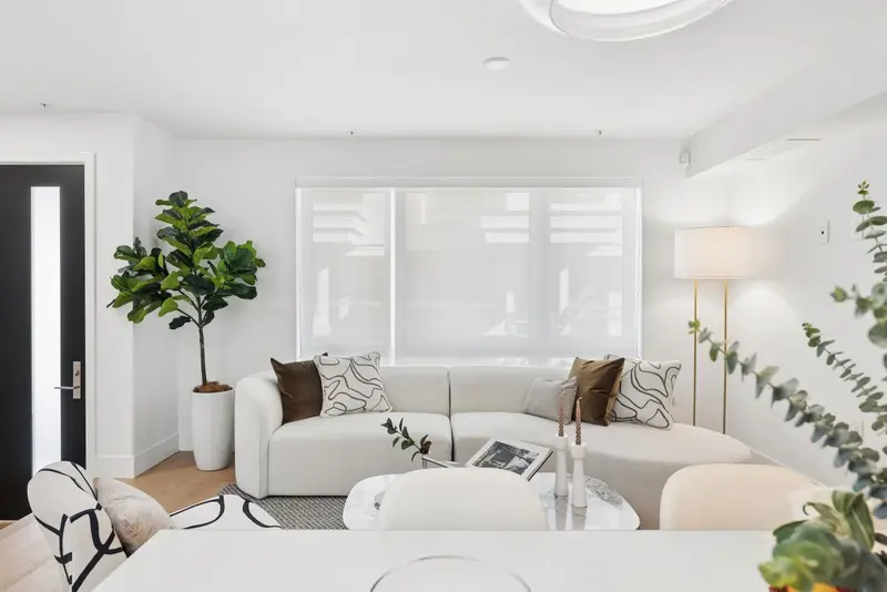 222 578 W 24 AVENUE - photo 1 of 25