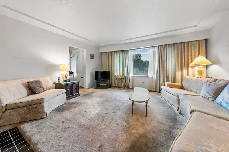 3281 E 2ND AVENUE - photo 4 of 25