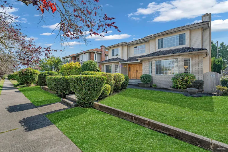 426 W 44TH AVENUE - photo 2 of 25