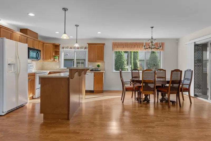 194 46000 THOMAS ROAD - photo 3 of 25