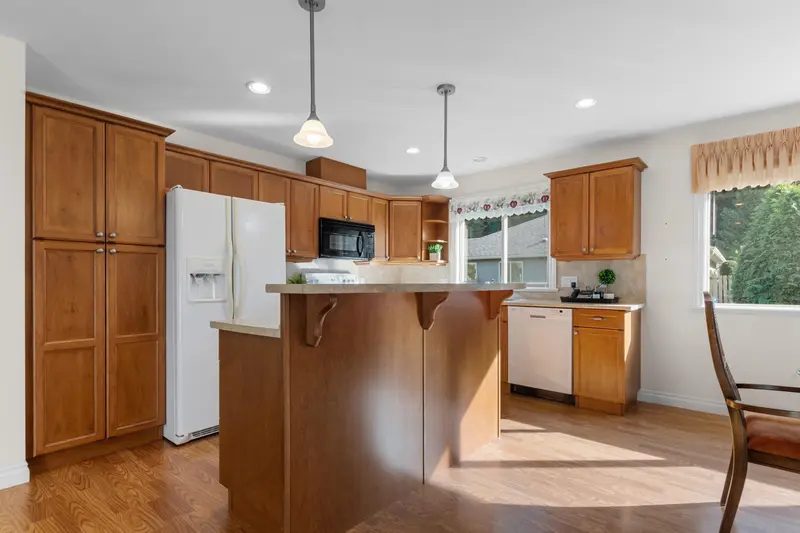 194 46000 THOMAS ROAD - photo 4 of 25