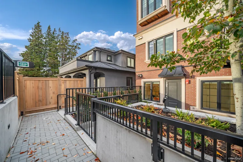 105 918 W 32ND AVENUE - photo 4 of 25