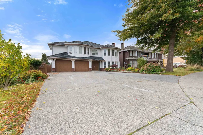 13398 89 AVENUE - photo 2 of 25