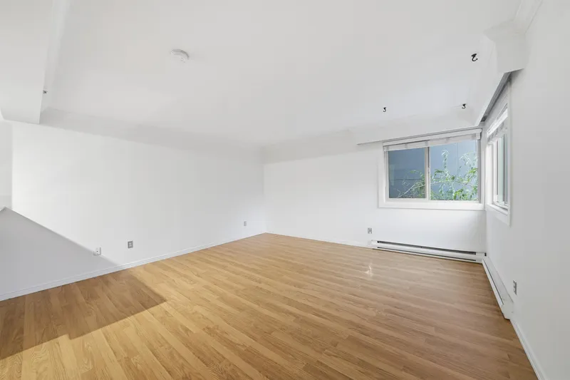 107 1940 BARCLAY STREET - photo 2 of 13