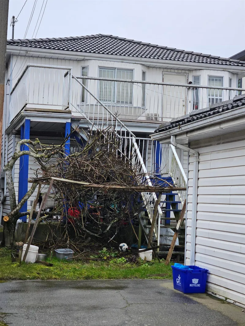 912 E 57TH AVENUE - photo 3 of 4