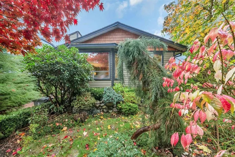 6578 130A STREET - photo 3 of 25