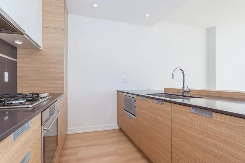 3302 4688 KINGSWAY - photo 2 of 10