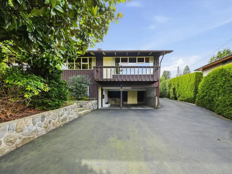 809 ROSLYN BOULEVARD - photo 1 of 25