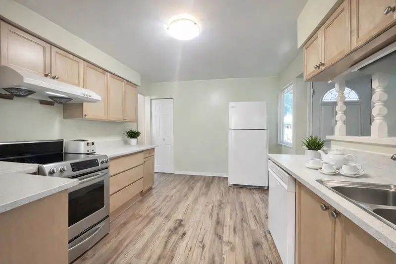 4831 FOXGLOVE CRESCENT - photo 2 of 25