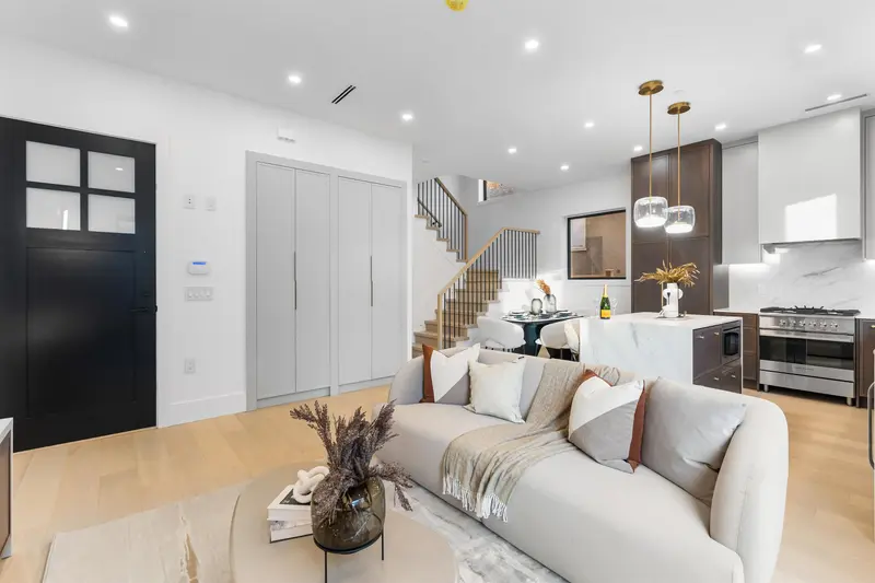 2 546 E 46TH AVENUE - photo 2 of 25