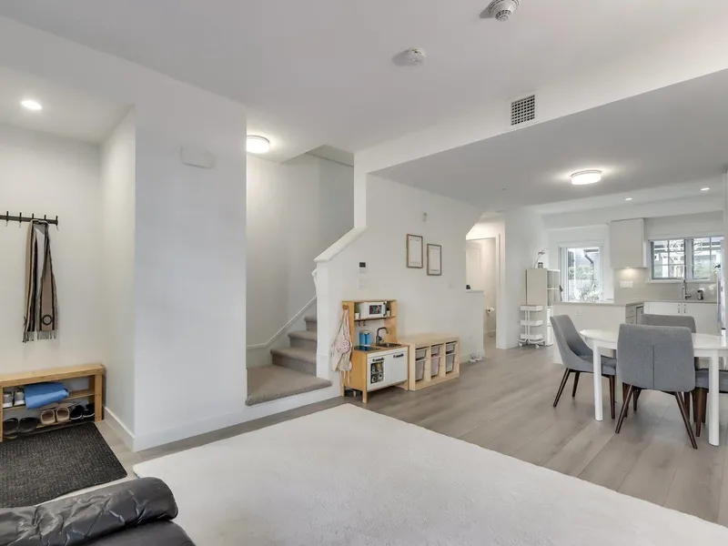 114 678 FAIRVIEW STREET - photo 4 of 25