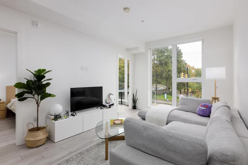 204 979 E 19TH AVENUE - photo 2 of 15