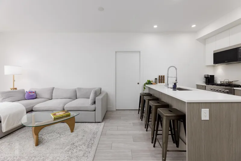 204 979 E 19TH AVENUE - photo 4 of 15