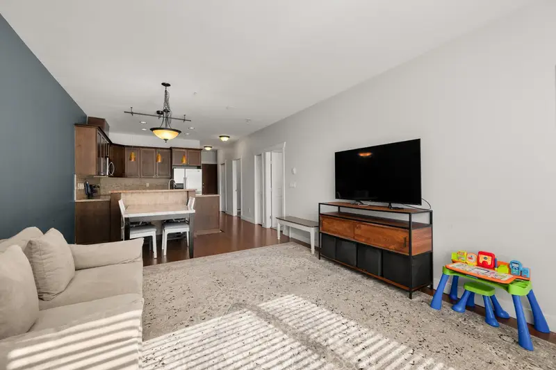 303 14333 104 AVENUE - photo 4 of 24