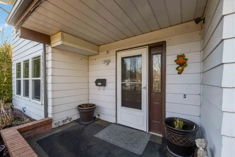 9113 145A STREET - photo 4 of 25