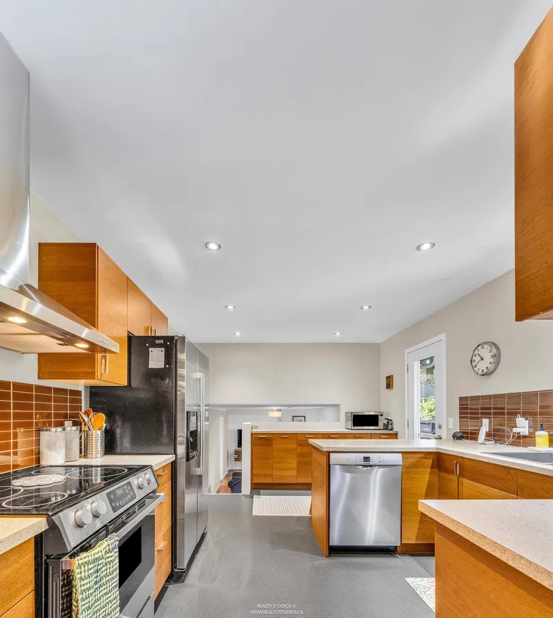 999 53A STREET - photo 3 of 25