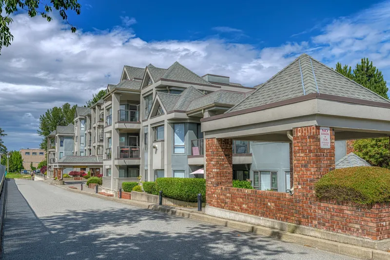 306 15241 18 AVENUE - photo 1 of 25